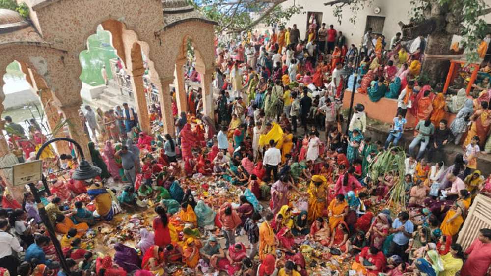 Kashi Ki Aawaz || Jivitputrika vrat 2025: तस्वीरों में देखें- काशी में जीवित्पुत्रिका का पूजन, घाट से लेकर घरों तक हुई पूजा