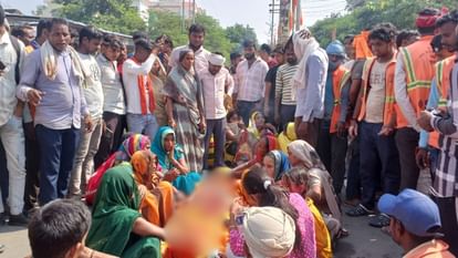 Kashi Ki Aawaz | सड़क हादसे में घायल सफाई कर्मचारी की चार दिन बाद मौत, सड़क पर शव रखकर घरवालों ने किया हंगामा