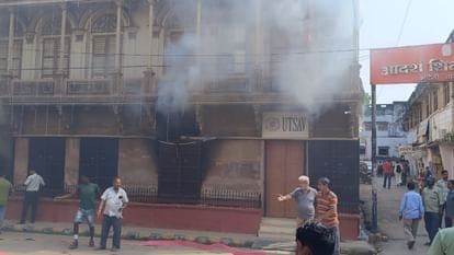 Kashi Ki Aawaz | साड़ी के शोरूम में लगी भीषण आग, शिवाला-अस्सी मार्ग पर रोका गया यातायात; मौके पर पहुंची पुलिस