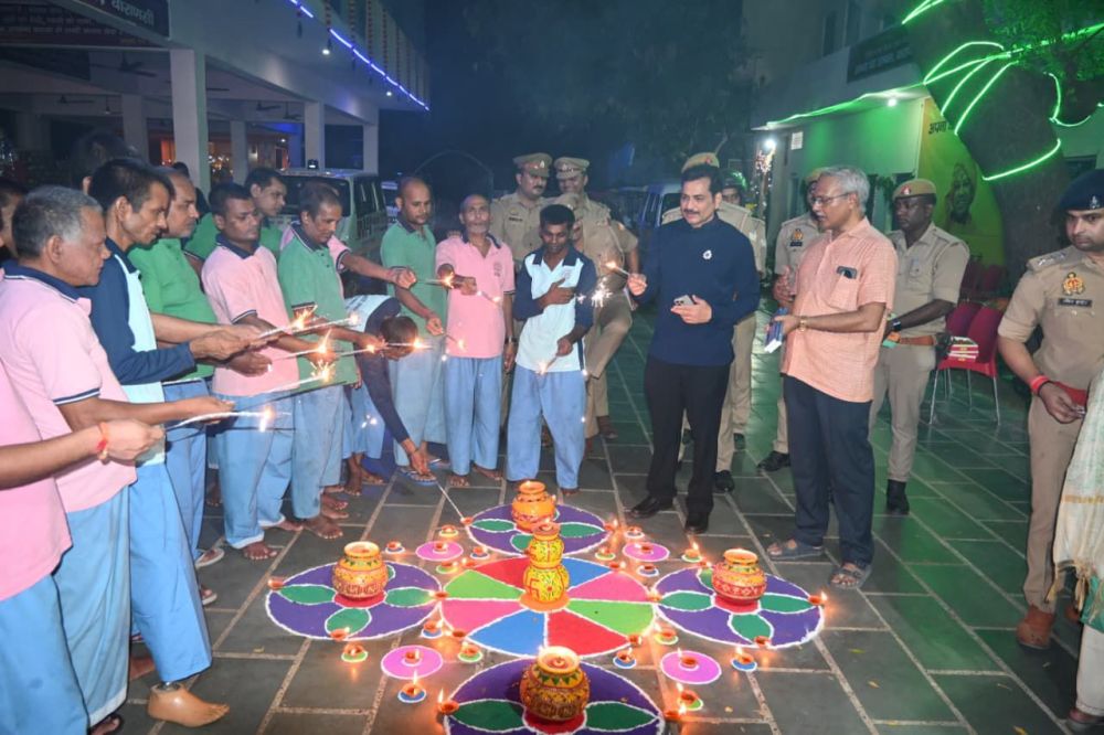 Kashi Ki Aawaz | पुलिस आयुक्त कमिश्नरेट वाराणसी श्री मोहित अग्रवाल ने दीपावली के पावन अवसर पर सामनेघाट स्थित ‘अपना घर आश्रम’ में प्रभुजनों संग मनाई दीपावली, बांटी खुशियाँ ।