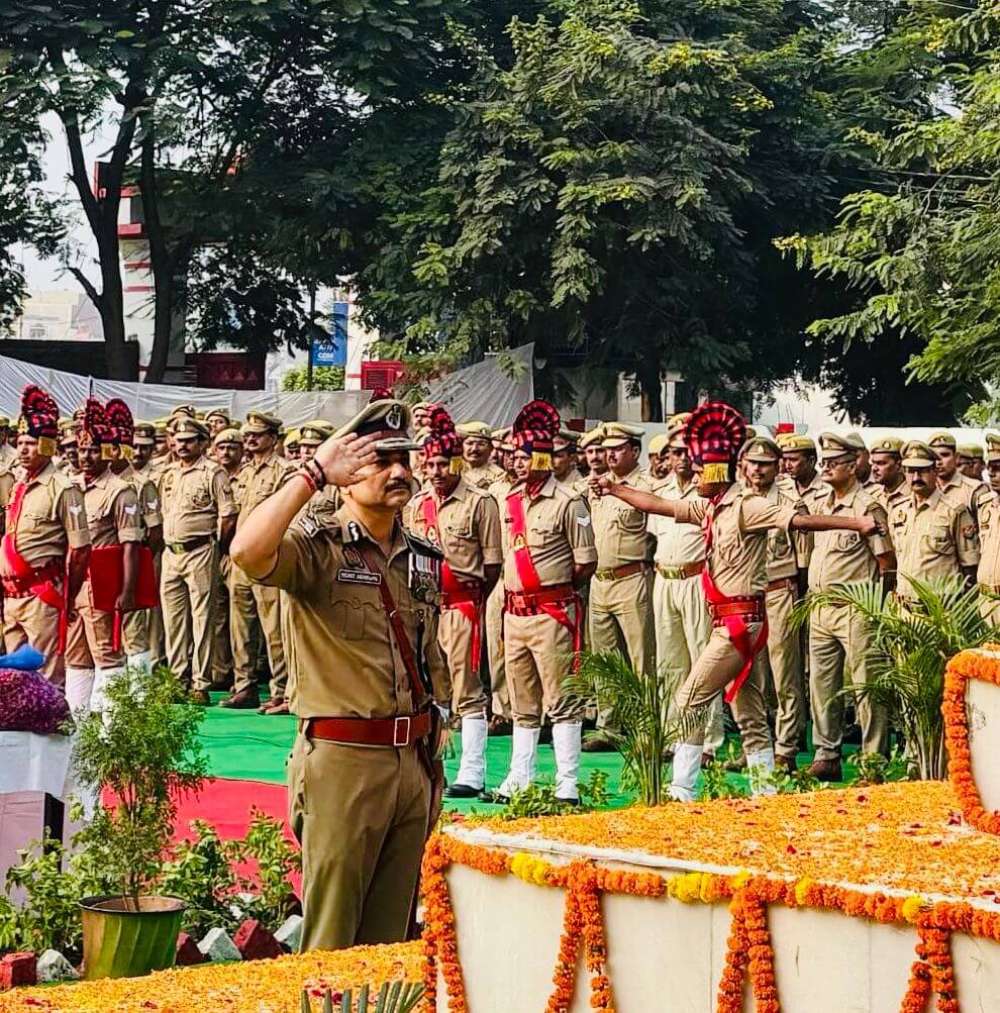 Kashi Ki Aawaz | पुलिस आयुक्त कमिश्नरेट वाराणसी श्री मोहित अग्रवाल द्वारा पुलिस स्मृति दिवस पर कर्तव्य की बेदी पर अपने प्राणों की आहुति देने वाले अमर वीर शहीदों को याद करते हुए अर्पित किये गये श्रद्धा-सुमन ।