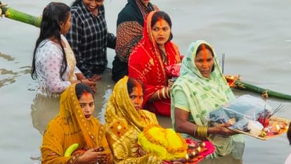 Kashi Ki Aawaz | महापर्व छठ: लोक परंपरा और श्रद्धा का संगम बने पूर्वांचल के घाट, सूर्य को अर्घ्य देकर सुख की कामना;