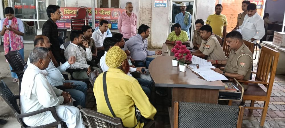 Kashi Ki Aawaz | सड़क पर शराब पीने वालों का वीडियो बनाना फोटोग्राफर को पड़ा महंगा, सिपाही ने जड़ा थप्पड़