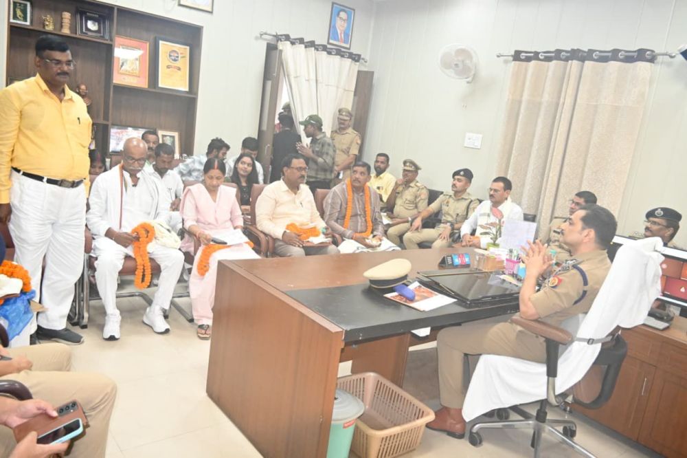 Kashi Ki Aawaz | पुलिस आयुक्त कमिश्नरेट वाराणसी श्री मोहित अग्रवाल द्वारा सेवानिवृत्त होने वाले पुलिस कर्मियों के लिए किया गया विदाई समारोह का आयोजन, दी गयी भावभीनी विदाई ।