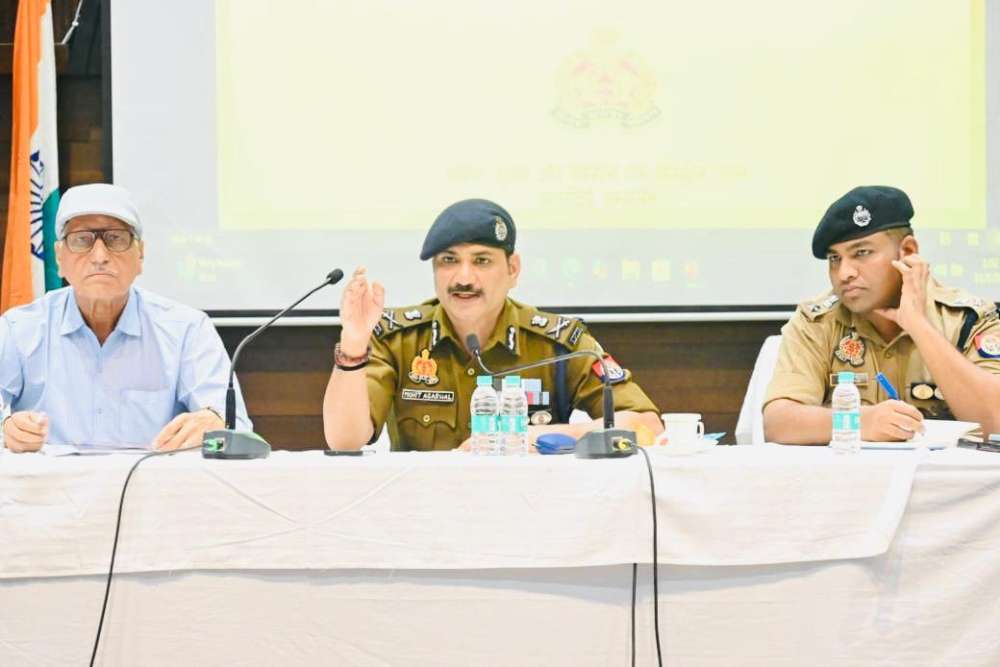 Kashi Ki Aawaz | पुलिस आयुक्त कमिश्नरेट वाराणसी श्री मोहित अग्रवाल द्वारा पुलिस पेंशनर्स की गोष्ठी कर तीन नए कानून एवं साइबर अपराध के सम्बन्ध में किया गया जागरूक ।