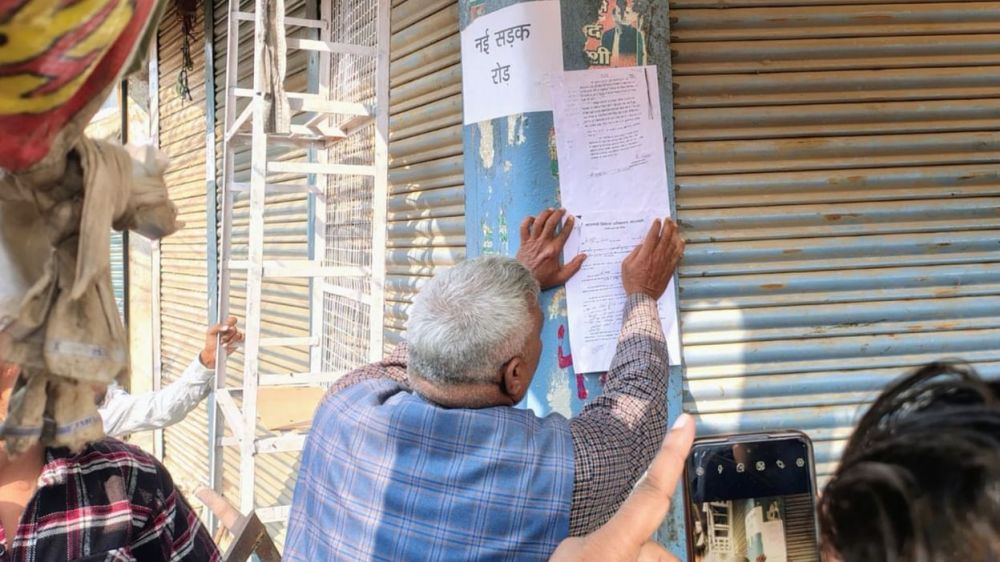 Kashi Ki Aawaz | दालमंडी में भारी सुरक्षा के बीच चस्पा किए नोटिस, ड्रोन से निगरानी; काली पट्टी बांध विरोध जता रहे लोग