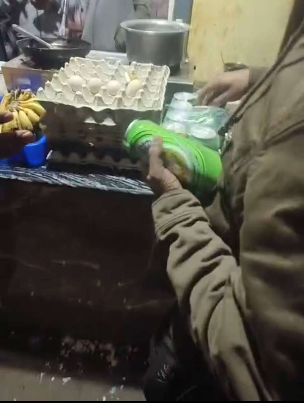 Kashi Ki Aawaz | वाराणसी: प्रतिबंधित समय में अवैध चिकने की दुकान पर खुलेआम बिक रही है शराब, पुलिस प्रशासन मौन, आखिर क्यों?