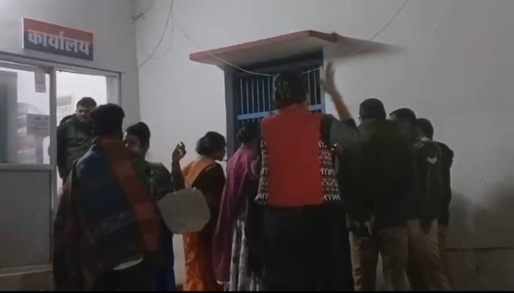 Kashi Ki Aawaz | चाय विक्रेता की शिकायत पर 112 नंबर ने किन्नर के उस्ताद की लड़के को पुलिस ले आई थाने