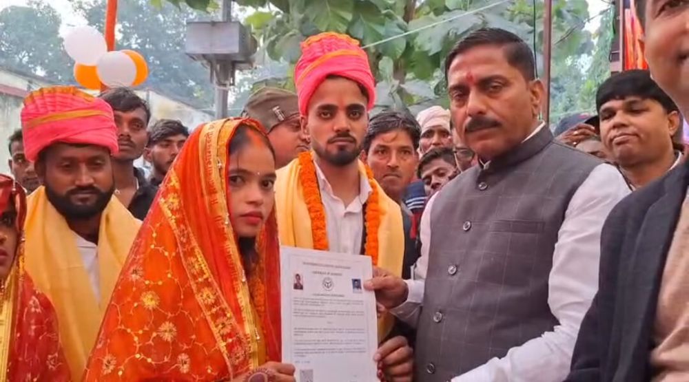 Kashi Ki Aawaz || मुगलसराय में मुख्यमंत्री सामूहिक विवाह योजना, 24 जोड़े परिणय सूत्र में बंधे