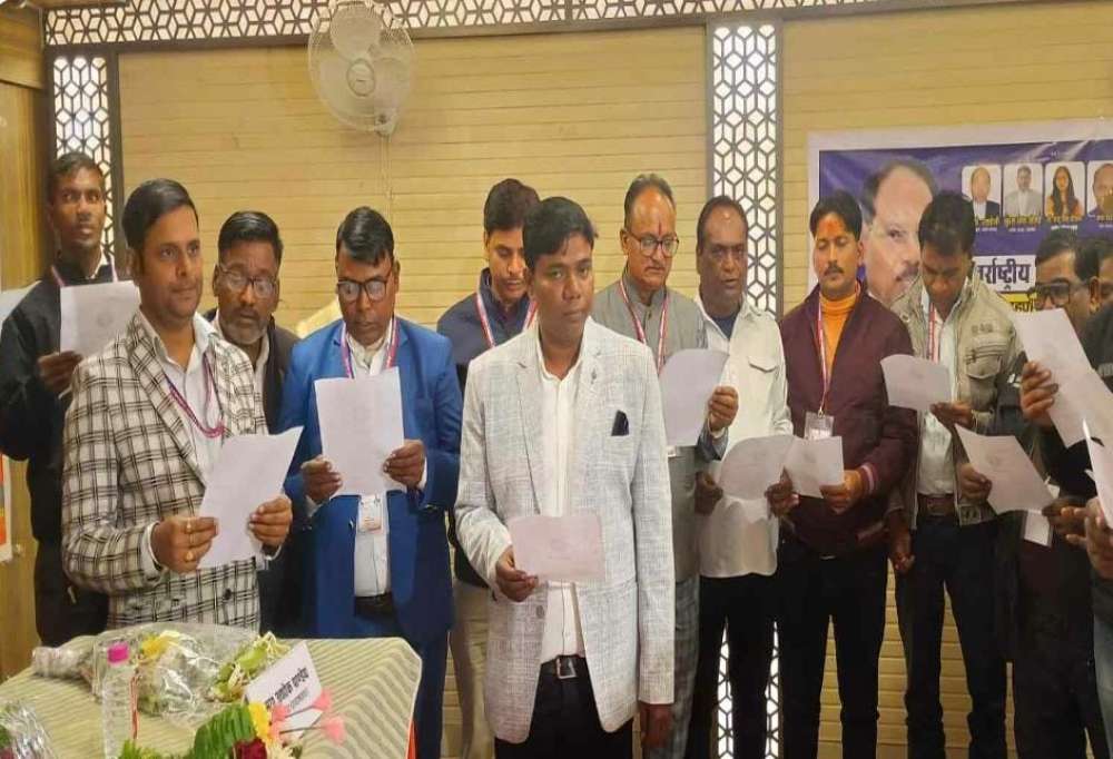 Kashi Ki Aawaz | पदाधिकारियों ने गोपनीयता की शपथ ली। उत्कृष्ट कार्य करने वाले सदस्यों एवं पदाधिकारियों को सम्मानित भी किया गया।