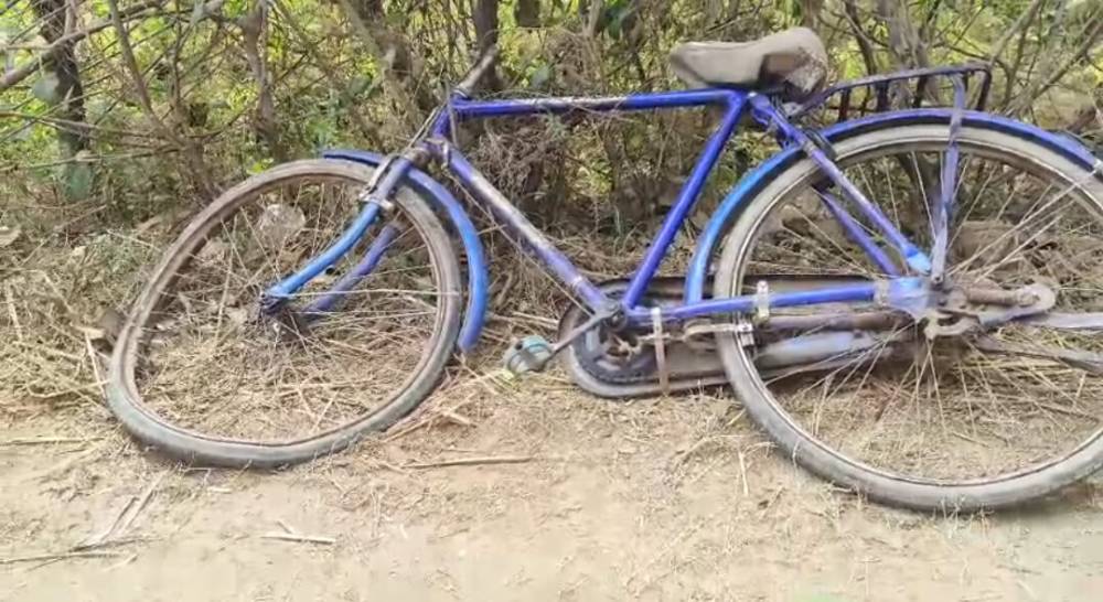 Kashi Ki Aawaz | चकिया में डंपर की चपेट में आने से छात्र बचा  साइकिल क्षतिग्रस्त, ग्रामीणों ने हंगामा कर संचालन रोकने की मांग की