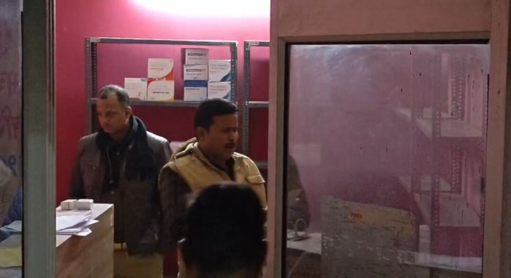 Kashi Ki Aawaz | अवैध कफ सिरप: दो फर्जी फर्मों के शटर तोड़े गए प्रशासन ने कारोबार के खिलाफ जांच तेज की