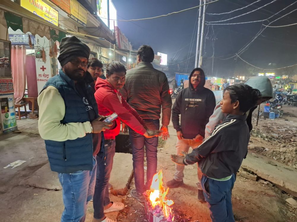 Kashi Ki Aawaz | चकिया तिराहा पर अलाव नहीं  पंडित दीनदयाल उपाध्याय नगर में ठंड से लोग परेशान