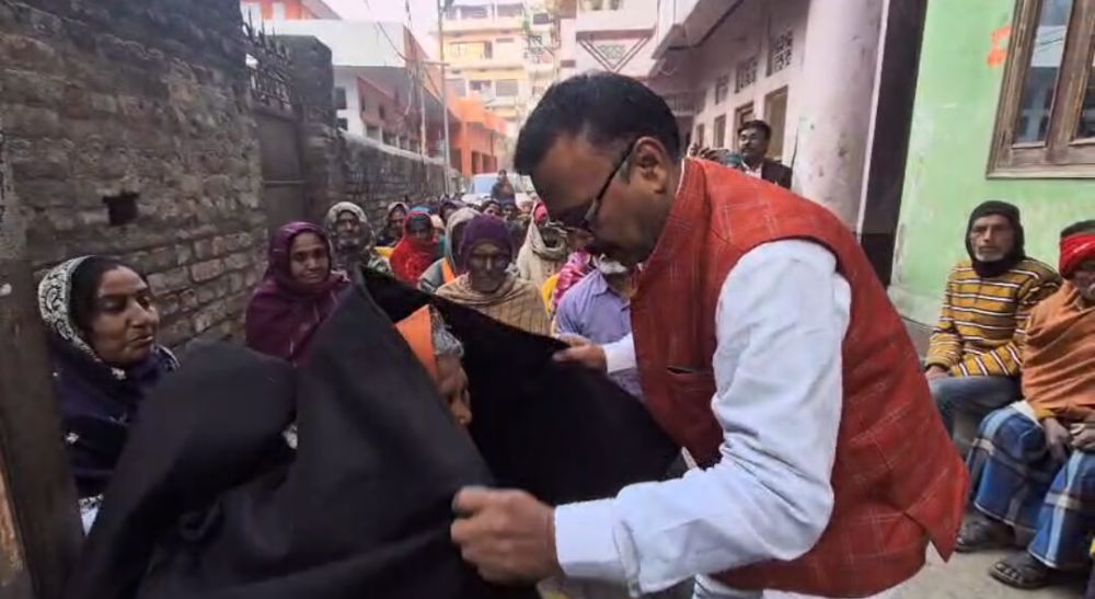 Kashi Ki Aawaz | सभासद ने 500 कंबलों का वितरण किया  शीतलहर में गरीब और जरूरतमंदों को मिली राहत