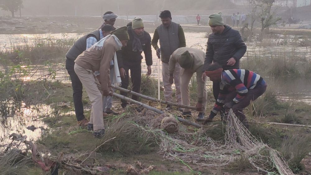 Kashi Ki Aawaz | चंदौली में नदी से निकला 12 फुट का मगरमच्छ  ग्रामीणों में हड़कंप, वन विभाग ने पकड़कर डैम में छोड़ा