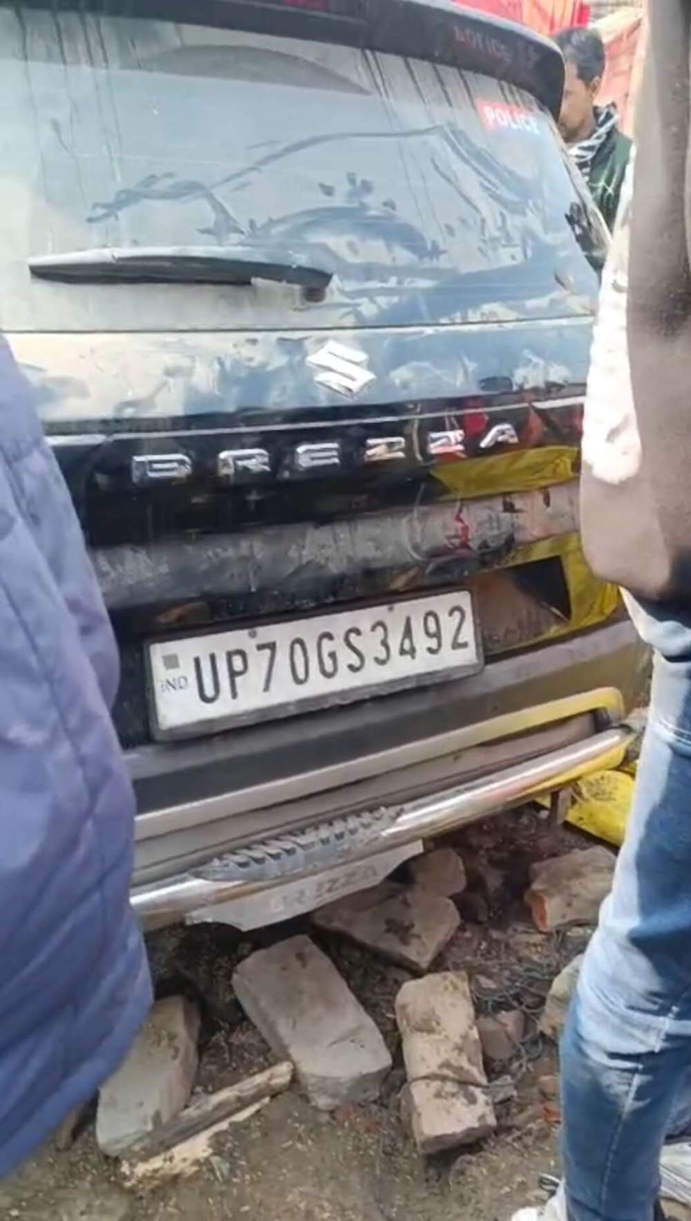 Kashi Ki Aawaz | अलीनगर इलाके में अनियंत्रित कार सवार पुलिसकर्मी ने मारी टक्कर, महिला समेत तीन घायल