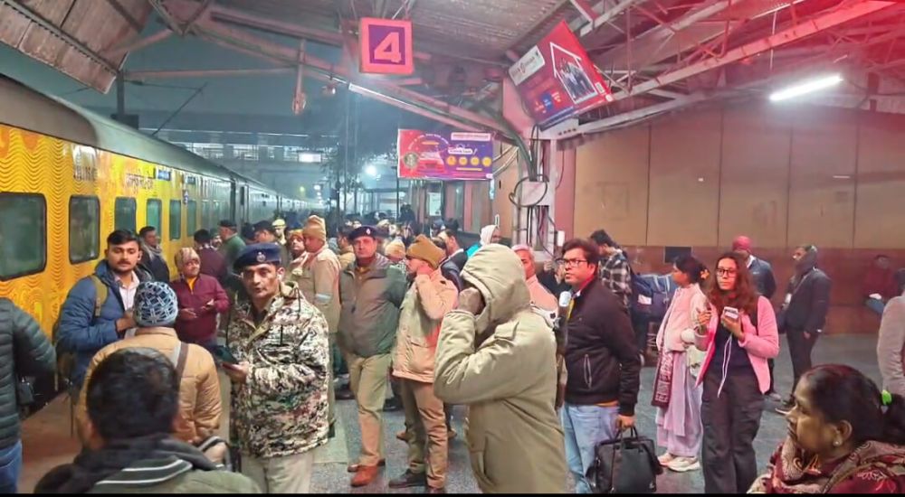 Kashi Ki Aawaz | राजधानी एक्सप्रेस में बम की सूचना से मचा हड़कंप, तीन घंटे बाद रवाना हुई ट्रेन