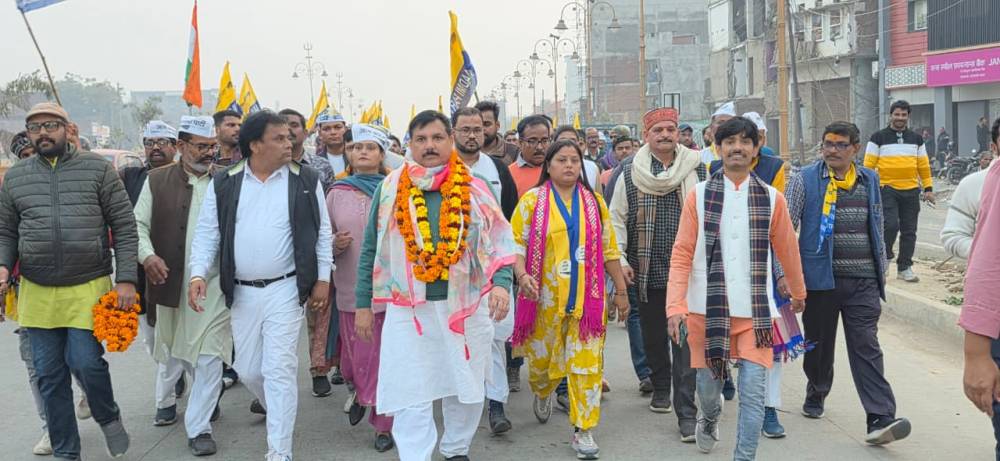 Kashi Ki Aawaz | वाराणसी में “रोज़गार दो–सामाजिक न्याय दो” पदयात्रा के पाँचवें दिन उमड़ा जनसैलाब, ढोल–नगाड़ों के बीच संजय सिंह का भव्य स्वागत