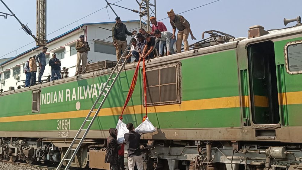 Kashi Ki Aawaz | मालगाड़ी के इंजन पर चढ़ा युवक हाईटेंशन तार की चपेट में आया, जिंदा जलकर मौत