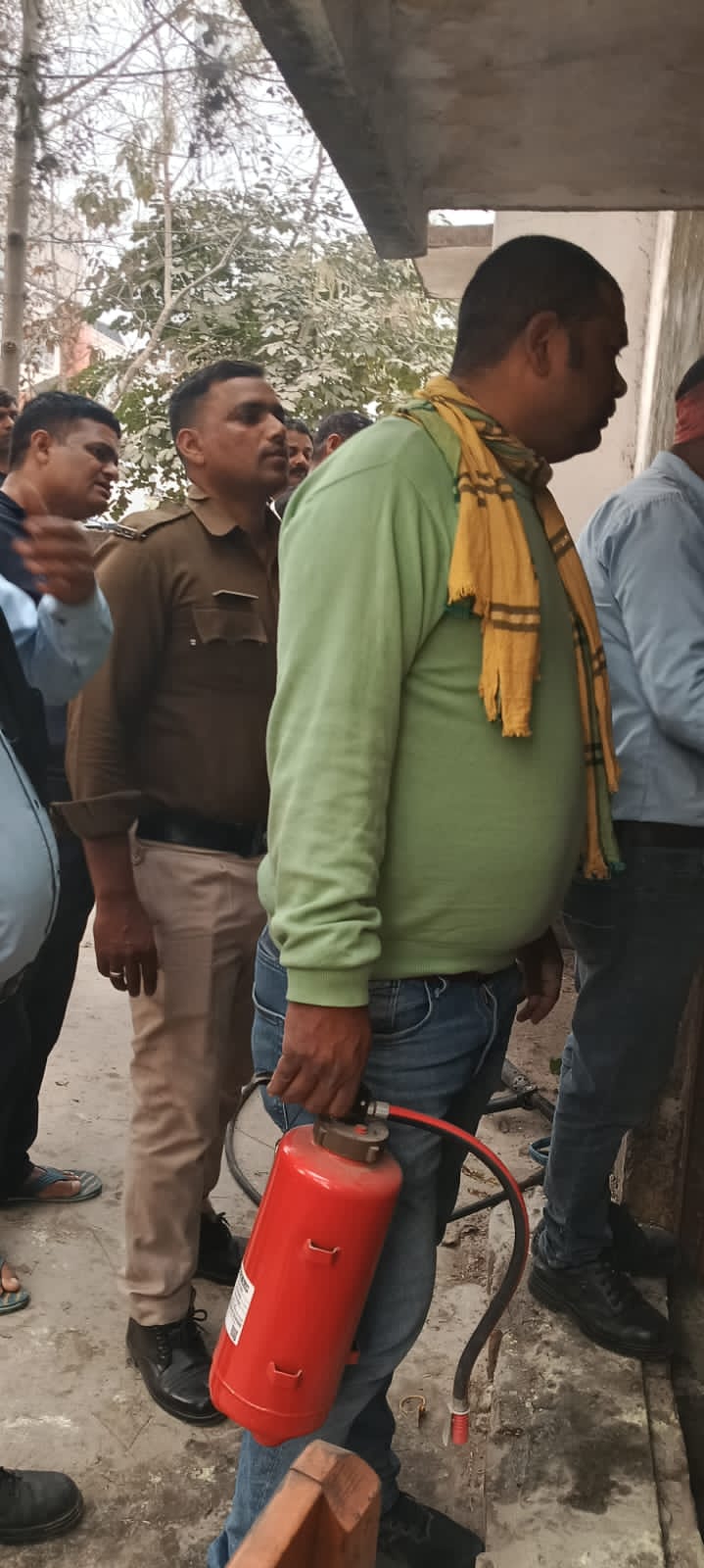 Kashi Ki Aawaz | आरक्षण केंद्र में अज्ञात कारणों से अचानक आग लग गई। आग की घटना से स्टेशन परिसर में अफरा-तफरी मच गई।