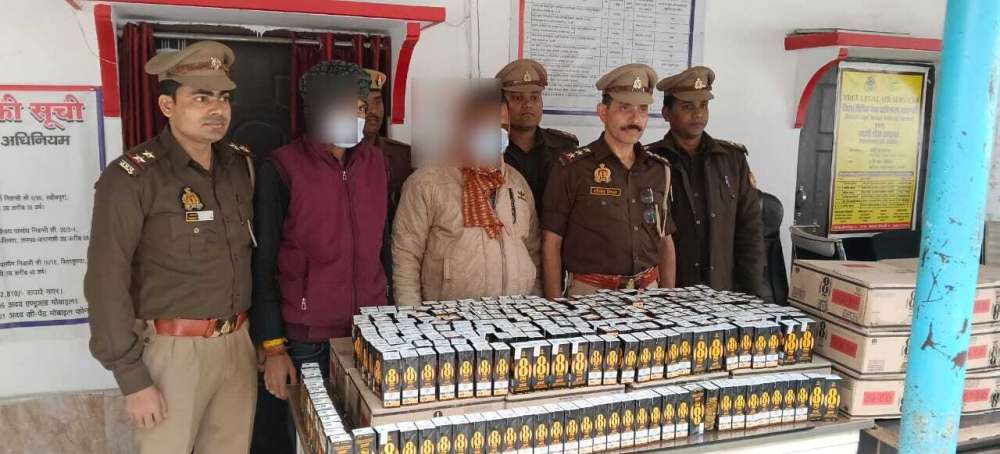 Kashi Ki Aawaz | सिगरा पुलिस की दबिश अवैध शराब की खेप पकड़ी  16 पेटी अंग्रेजी शराब नकदी व मोबाइल बरामद, दो गिरफ्तार
