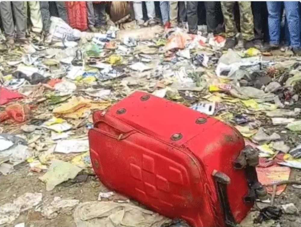 Kashi Ki Aawaz | रोहतास में सूटकेस से मिली चंदौली की विवाहिता की लाश, पति फरार—अवैध संबंध और घरेलू कलह की आशंका