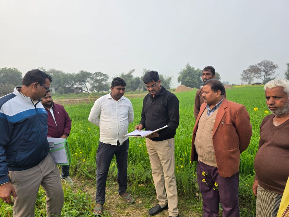 Kashi Ki Aawaz | संयुक्त कृषि निदेशक का चंदौली दौरा, योजनाओं की प्रगति पर सख्त निर्देश