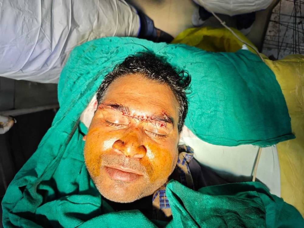 Kashi Ki Aawaz | चाइनीज मांझे की चपेट में आए संविदा कर्मचारी महेंद्र पाल, गंभीर रूप से घायल