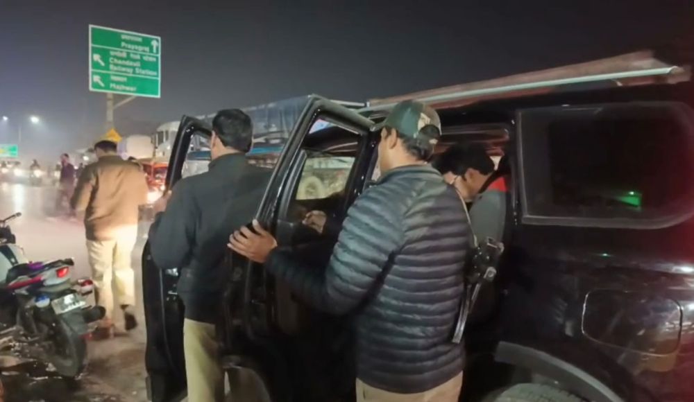 Kashi Ki Aawaz | चंदौली में पुलिस का सख़्त एक्शन: सड़क पर चला चेकिंग अभियान, बीजेपी झंडा लगी स्कॉर्पियो से उतरवाई ब्लैक फिल्म