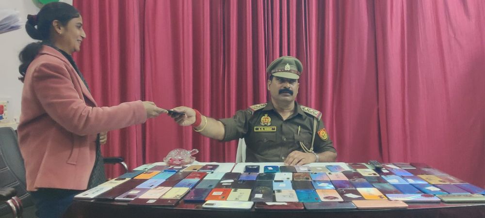 Kashi Ki Aawaz | सर्विलांस की मदद से जीआरपी ने खोजे 120 गुम मोबाइल, यात्रियों को लौटाए करीब 30 लाख के फोन