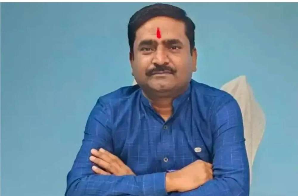 Kashi Ki Aawaz | जमीन घोटाला: अवैध कब्जेदारों को लाभ पहुंचाने के आरोप में तीन पीसीएस अधिकारी निलंबित, मंडलायुक्त को जांच