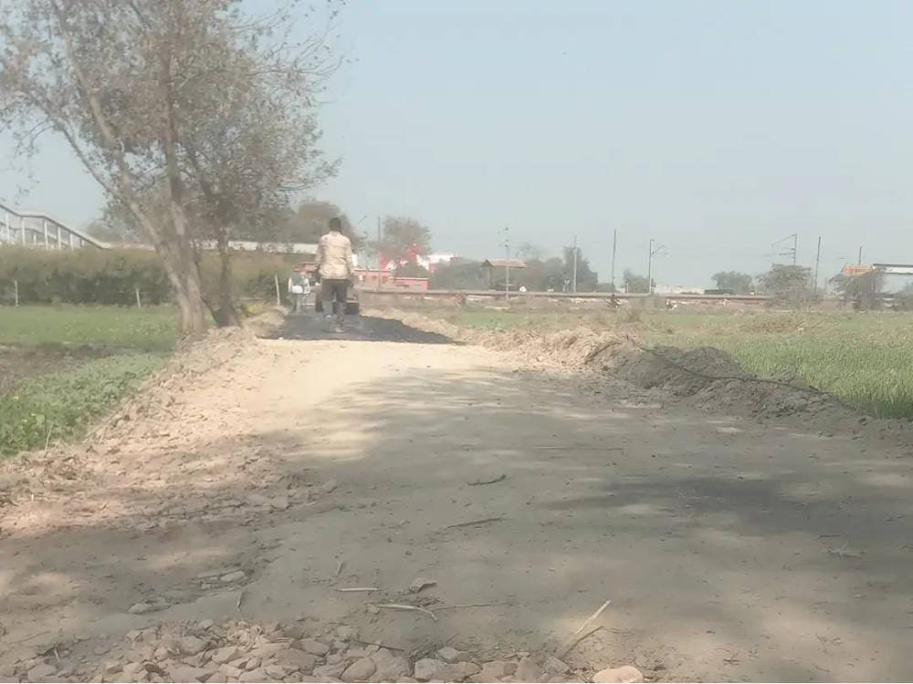 Kashi Ki Aawaz | PWD सड़क निर्माण में गड़बड़ी का आरोप: सदलपुर–कुछमन मार्ग पर ढीली मिट्टी पर बनी सड़क, ग्रामीणों में आक्रोश