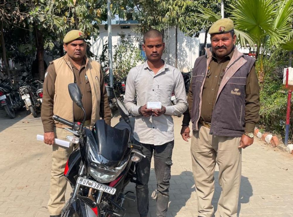 Kashi Ki Aawaz | 25 हजार के इनामी चोरी आरोपी को चंदौली पुलिस ने दबोचा, नकदी व बाइक बरामद