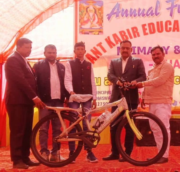 Kashi Ki Aawaz | रंगारंग प्रस्तुतियों के बीच धूमधाम से मनाया गया संत कबीर विद्यालय का वार्षिकोत्सव