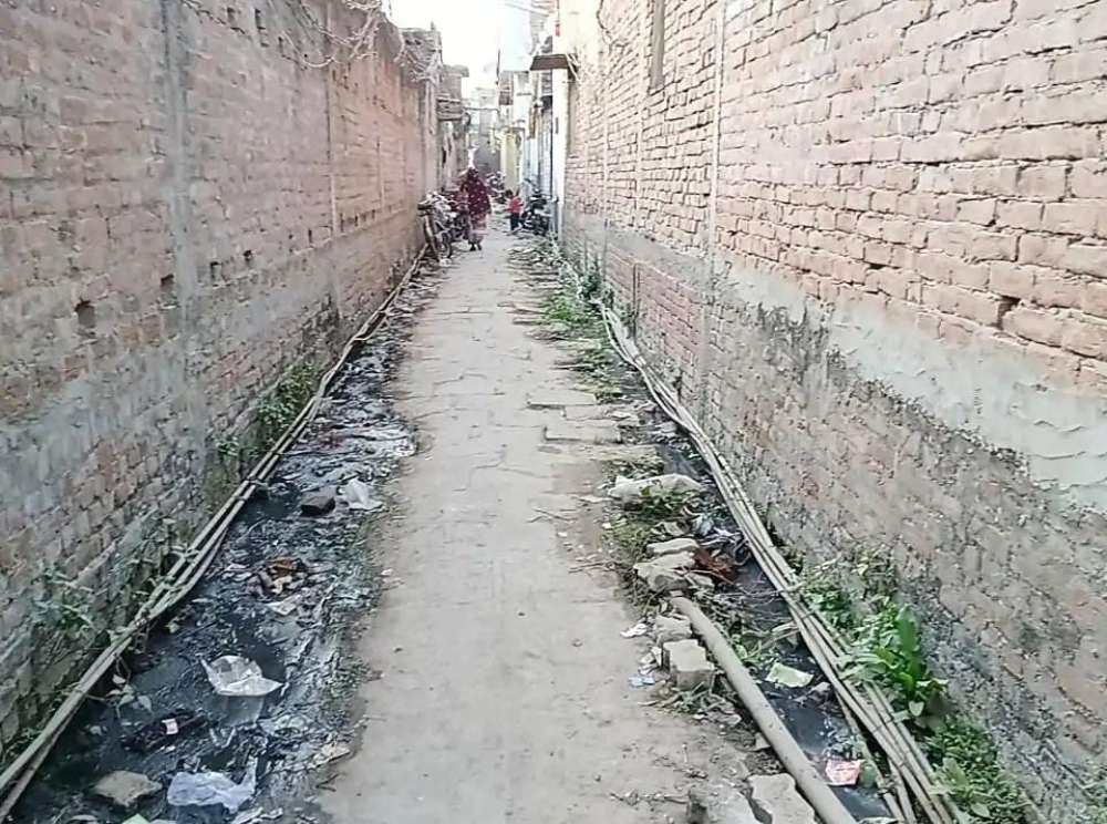 Kashi Ki Aawaz | भोजपुर में बुनियादी सुविधाओं का अभाव: जल निकासी व सड़कों की कमी से ग्रामीण बेहाल, बीमारियों का खतरा