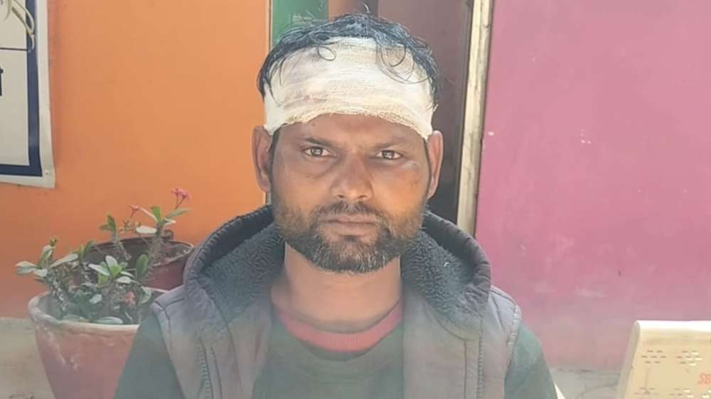 Kashi Ki Aawaz | दुकान बंद करने पर दबंगों का हमला, अंडे विक्रेता का सिर फोड़ा सकलडीहा कोतवाली में तहरीर, एक आरोपी गिरफ्तार।