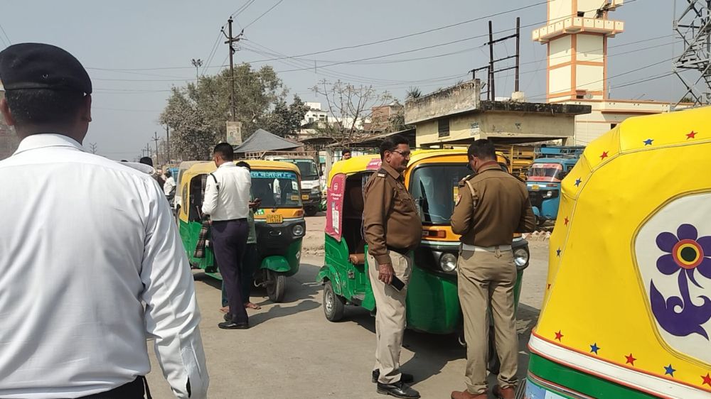 Kashi Ki Aawaz | पीडीडीयू नगर में सघन वाहन चेकिंग अभियान: 50 वाहनों का चालान, डेढ़ लाख रुपये जुर्माना वसूला।