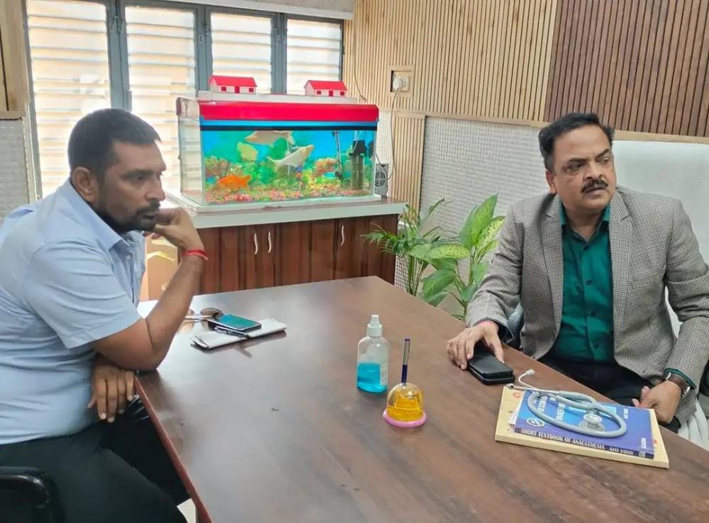 Kashi Ki Aawaz | सकलडीहा में अवैध पैथोलॉजी सेंटरों पर स्वास्थ्य विभाग की छापेमारी, एक बंद—अन्य संचालक शटर गिराकर फरार।