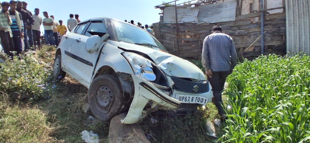 Kashi Ki Aawaz | तेज रफ्तार कार ने तीन बाइक सवारों को मारी टक्कर, बिजली का खंभा तोड़ खेत में गिरी; दो गंभीर घायल जिला अस्पताल रेफर