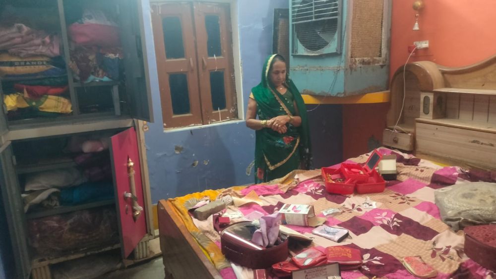 Kashi Ki Aawaz | दिनदहाड़े बड़ी चोरी: 20 लाख के जेवरात और 70 हजार नकदी लेकर फरार, गांव में हड़कंप।