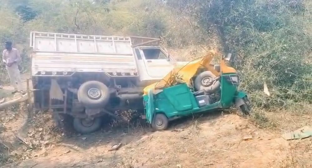 Kashi Ki Aawaz | नौगढ़–मधुपुर मार्ग पर तेज रफ्तार का कहर: पिकअप की टक्कर से सीएनजी ऑटो पलटी, 14 घायल, दो की हालत नाजुक