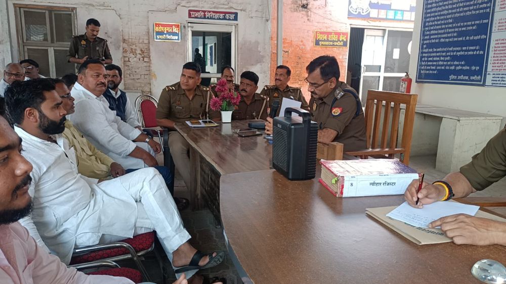 Kashi Ki Aawaz | मुगलसराय कोतवाली में लॉन संचालकों के साथ पीस कमेटी की बैठक।