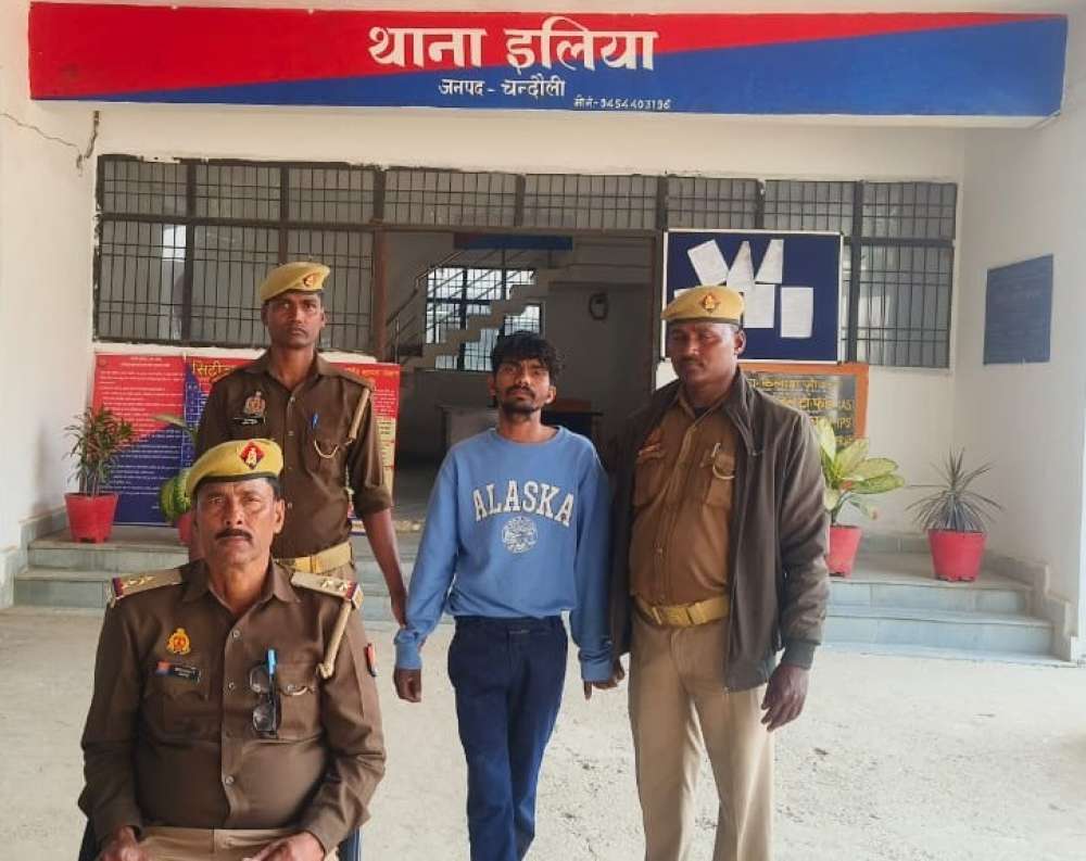 Kashi Ki Aawaz | चंदौली: इलिया पुलिस ने दो वाहनों से तीन गोवंशीय पशु बरामद किए,दो तस्कर गिरफ्तार।