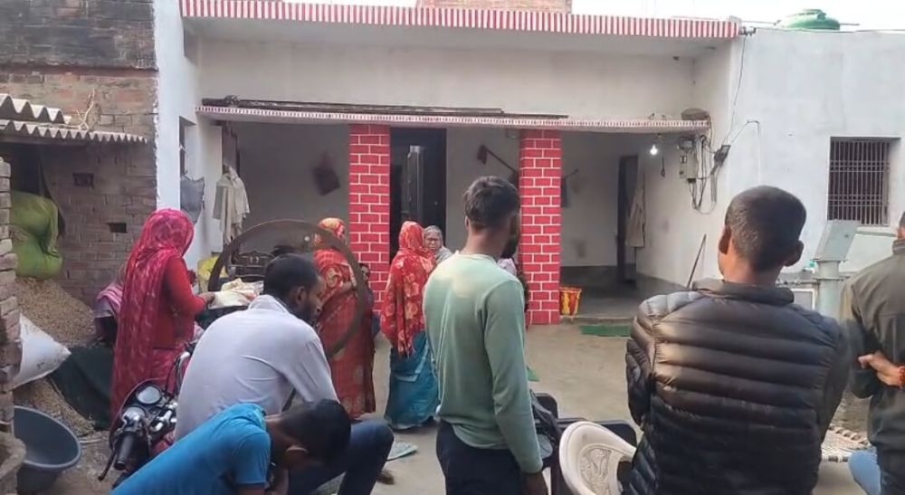 Kashi Ki Aawaz | सैयदराजा के काजीपुर में बड़ी चोरी: सीढ़ी लगाकर घर में घुसे चोर, 7 लाख के गहने व नकदी ले उड़े।