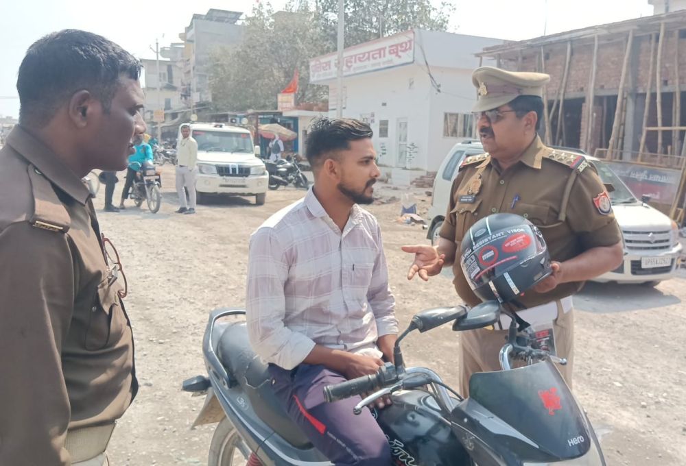 Kashi Ki Aawaz | चन्दौली पुलिस का ‘ऑपरेशन ट्रैवल सेफ’, दोपहिया चालकों को पहनाए गए हेलमेट, दिया सड़क सुरक्षा का संदेश।
