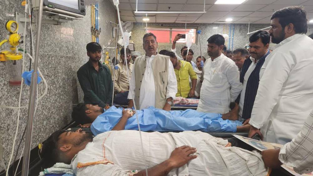 Kashi Ki Aawaz | मुगलसराय गोलीकांड: सांसद वीरेंद्र सिंह ने घायलों का हाल जाना।
