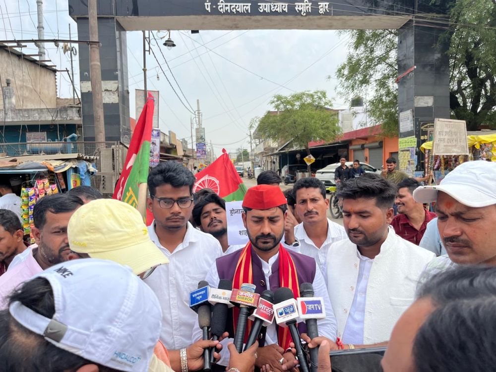 Kashi Ki Aawaz | लोहिया वाहिनी के कार्यकर्ताओं ने राष्ट्रीय सचिव विवेक सिंह पटेल।