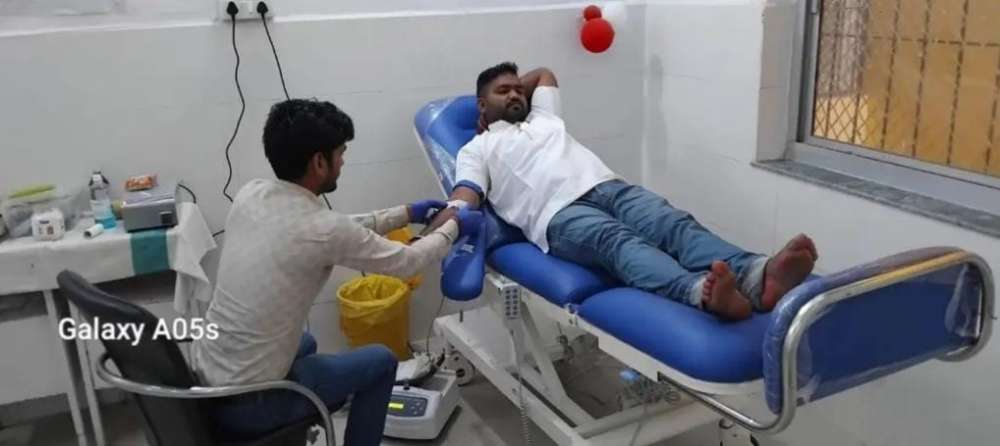 Kashi Ki Aawaz | वाह! ग्राम प्रधान बलराज मोर्या ने पेश की मानवता की मिसाल ब्लड डोनेट कर बचाई महिला की जान।