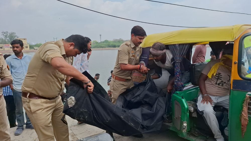 Kashi Ki Aawaz | मुगलसराय: मानसरोवर तालाब में युवक डूबा 18 वर्षीय जाहिद का शव बरामद, पुलिस जांच में जुटी।