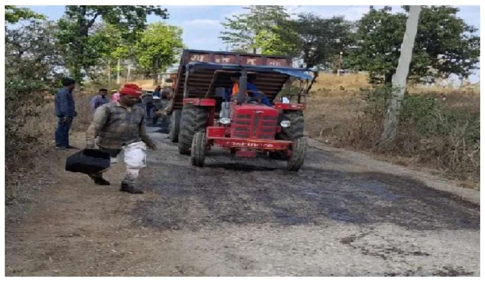 Kashi Ki Aawaz | जेई, ठीकेदार की मनमानी से सड़क निर्माण में हो रही भ्रष्टाचार को लेकर ग्रामीणों ने विरोध प्रदर्शन किया और जिलाधिकारी से कार्रवाई की मांग की।